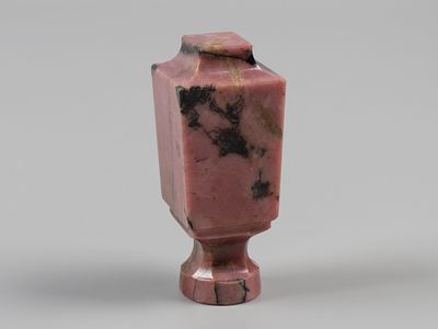 Печать с инициалами. Розовая яшма. Рубеж XIX-XX вв. . Размер 66х27х27 мм. . Скол на основании. В 