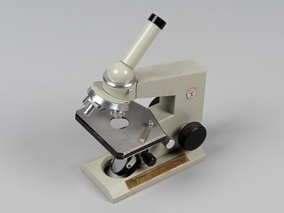Сувенир. Микроскоп ЛОМО. Ленинград, 1982 г. Размер 14.5х11.6 см. Модель микроскопа. Следы 