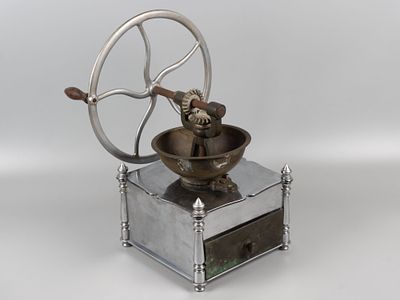 Кофемолка ручная, механическая. А.А. Васильев. 1910 г. Сталь, латунь, дерево. Размер общий 