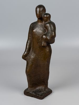 Н/х. Скульптура. Материнство. Посл. треть. XX в. Бронза, патинирование. Высота 35,5 см. Без 