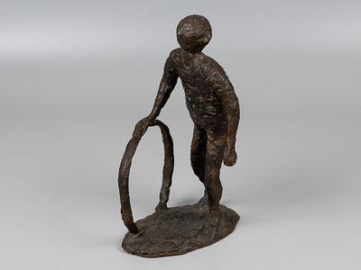 Авт. Гадаев Л.Т. Скульптура. Мальчик с колесом. кон. XX в. Бронза, литье, патинирование. Высота 