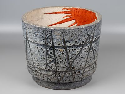 Кашпо. Авт. Цыганков В.Н. (?). вт. пол. XX вв. Шамот. Высота 25,5 см. Диаметр 30,5 см. Без 