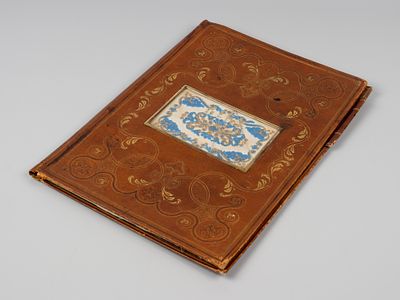 Бювар с вышивкой бисером. сер. XIX в. Кожа, тиснение, золочение, муар. Размер 25х34,5 см. 