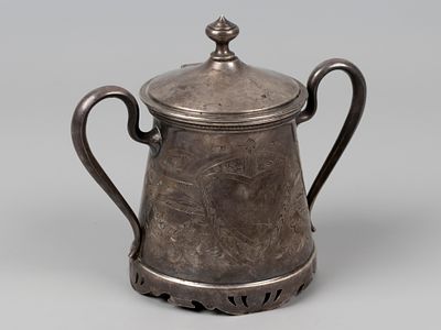 Сахарница. Мастер В. Рукавишников. Москва, 1908-1917 гг. Бел. металл, штихель. Вес 222 г. 