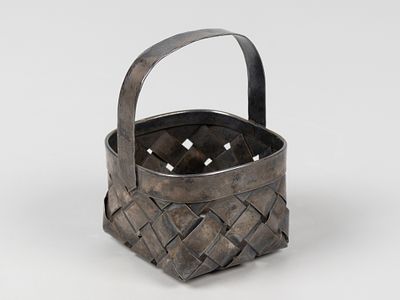 Солонка-корзинка. Лыко. Пер. пол. XX в. Бел. Металл. Вес 47,1 г. Размер 8х5,7х5,7 см. Клеймо 