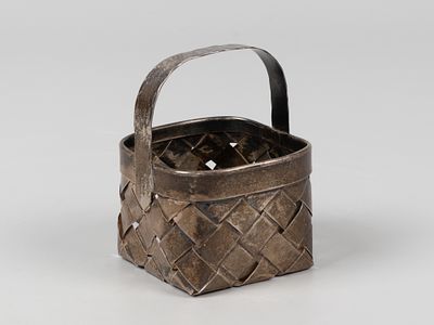 Cartier. Солонка - корзинка. Лыко. США, 1940-е. Бел. Металл. Вес 47,1 г. Размер 7,5х5,7х5,7 см. 