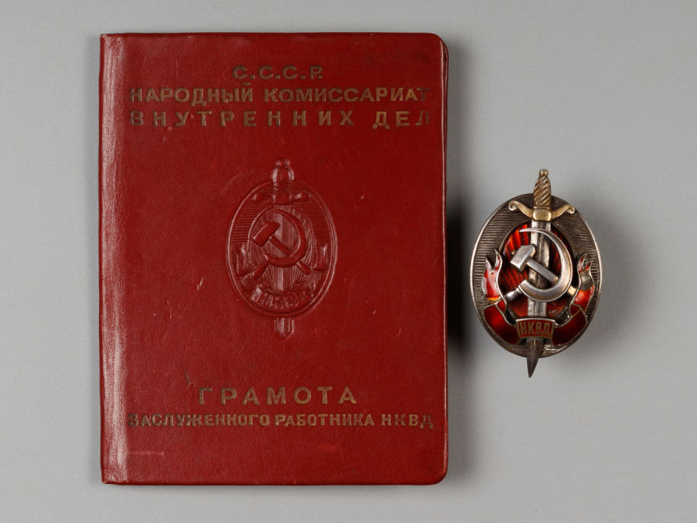 Знак Заслуженный работник НКВД с документами. 1942 г. Знак за номером 000764. Ленинградский 