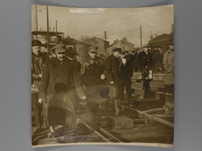 Каганович Л.М на ж/д путях. Фотография 1930-х гг. Фотография 1930-х гг. Размер 18х18.5 см. Была