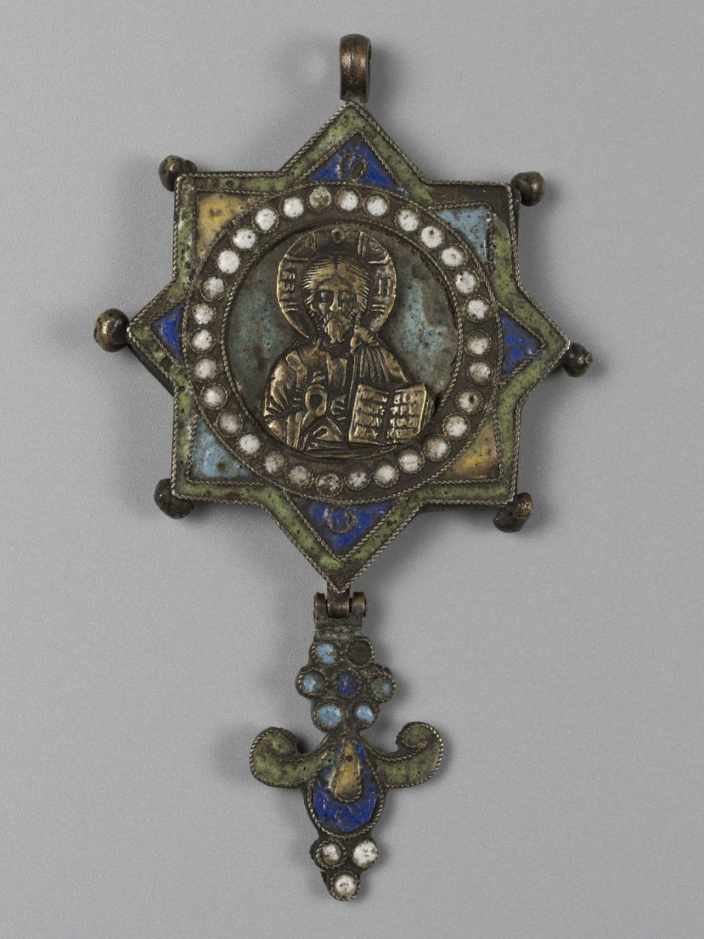 Панагия. Эмали, скань. Середина XVII в. Панагия. Эмали, скань. Бронзовая накладка. Серебро(?). 