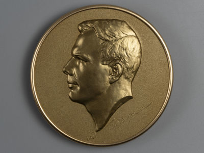 Ск. К. Соколов. Гагарин Ю. Настольная медаль. Металл ЛМД 1960-е гг . В родной коробке. Барельеф. 