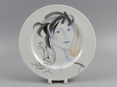 Г.А.В. Траугот. Авторская тарелка. &laquo;Девушка и завод&raquo;. Фарфор, ручная роспись. 2000-е гг. Диаметр 