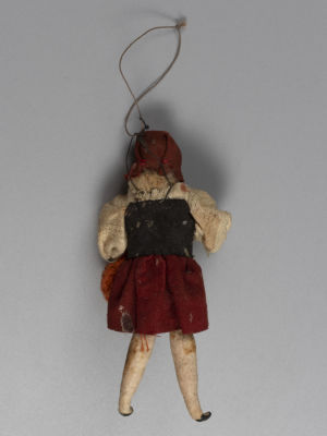 Елочная игрушка. Красная шапочка. Вата, ткань, папье-маше. Первая пол. ХХ в. Размер 9,5х4,5х4 