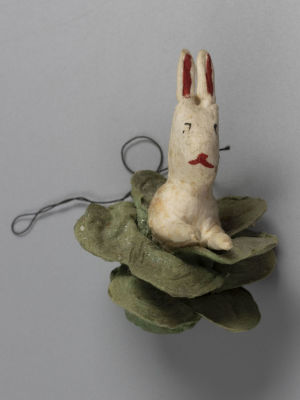 Елочная игрушка. Зайчик в капусте. Вата, папье-маше. Первая пол. ХХ в. Размер 5,5х4х4,5 см. 