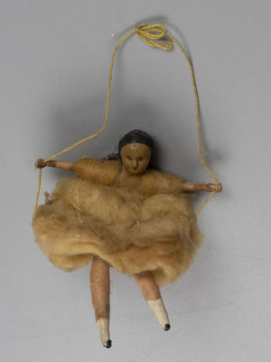 Елочная игрушка. Девочка на качелях (темные волосы, желтое платье). Вата, картон, папье-маше. 