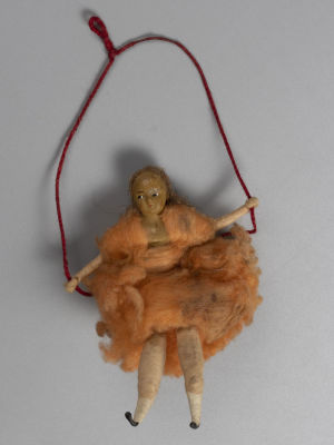 Елочная игрушка. Девочка на качелях (светлый волосы, оранжевое платье). Вата, картон 