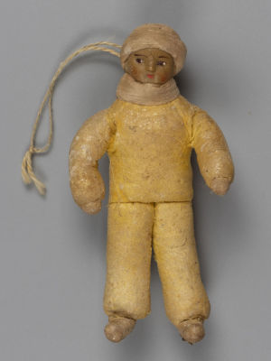 Елочная игрушка. Мальчик в шарфе, шапке. Вата, папье-маше. Первая пол. ХХ в. Размер 10,3х5,5х3 