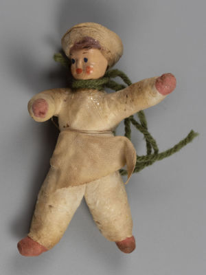 Елочная игрушка. Мальчик в фартуке. Вата, ткань, папье-маше. Первая пол. ХХ в. Размер 8,5х5х3,5 