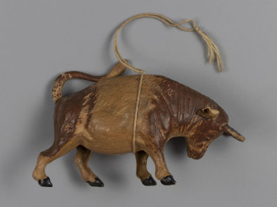 Елочная игрушка. Бык. Дрезденская. Картонаж, роспись. Первая пол. ХХ в. Размер 9х6х3 см. 
Общин 