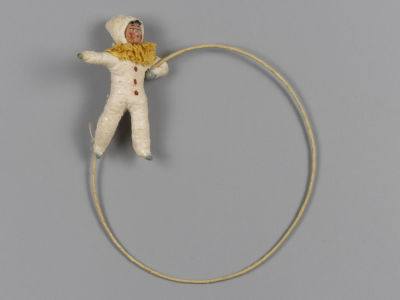 Елочная игрушка. Циркач на обруче. Вата, папье-маше. Первая пол. ХХ в. Размер 12,5х13х2 см. 