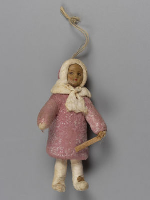 Елочная игрушка. Девочка в розовом пальто. Вата, картон, папье-маше. Первая пол. ХХ в. Размер 9 