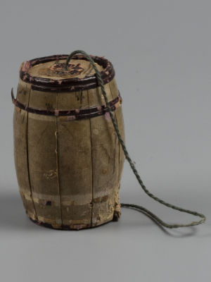 Елочная игрушка. Бочонок. Вата, картон, роспись. Первая пол. ХХ в. Размер диаметр 4 см., высота 