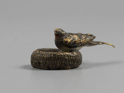 Венская бронза. Ласточка с гнездом. Статуэтка. Начало ХХ в. Бронза. Размер 4х1,5х2 см. 