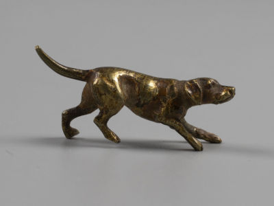 Венская бронза. Собачка на страже. Статуэтка. Начало ХХ в. Бронза. Размер 3х0,8х1,3 см. 
Потертости.