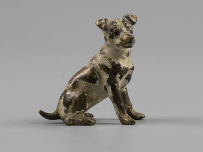 Венская бронза. Сидящая собака. Статуэтка. Начало ХХ в. Бронза. Размер 3,6х1,5х3,5 см. 
Потертости.