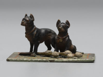 Венская бронза. Собачки на ковре с вербой. Австрия. Высота 25 мм. Начало ХХ в. Потертости. В 