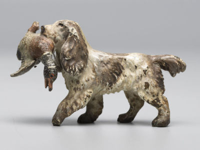 Венская бронза. Спаниель с уткой. Австрия. Высота 43 мм. Начало ХХ в. Потертости. Локальное 