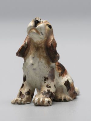 Венская бронза. Спаниель, сидящий. Рыжие пятна (голова вверх). Австрия. Высота 22 мм. Начало ХХ 