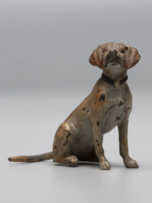 Венская бронза. Сидящая легавая собачка. Австрия. Высота 35 мм. Начало ХХ в. Потертости. 