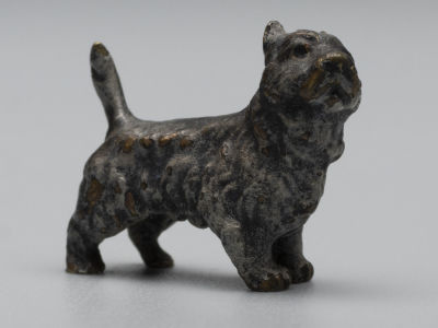 Венская бронза. Маленькая собачка. Австрия. Высота 17 мм. Начало ХХ в. Потертости. В остальном 