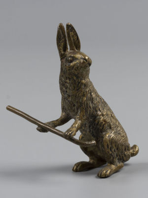 Статуэтка &laquo;Заяц гольфист&raquo; Бронза. Зап. Европа. Первая пол. ХХ в. Высота 5,5 см., ширина 3,8 см. 