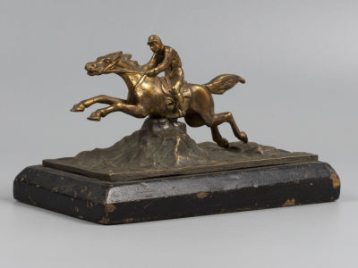 Статуэтка &laquo;Жокей&raquo; от письменного набора. Бронза, литье, дерево. До 1945г. Размер 9,5х16,5х9,5 