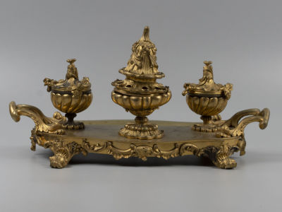 Чернильный прибор на подставке с ручками, двумя чернильницами и колокольчиком. Бронза. XIX в. Ра 