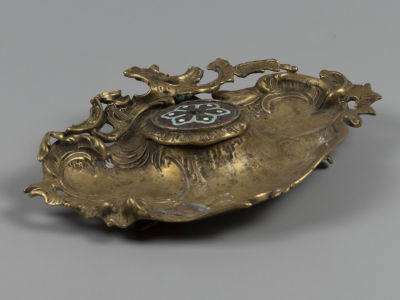 Пепельница (переделана из чернильницы) Бронза, эмаль. Кон. XIX в. Крышка с эмалью припаяна в 