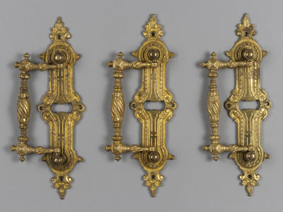 Ручки от комода (шкафа). Латунь. 3 шт. Кон. XIX в. Размер 15х5,5 см. 
Общие незначительные 