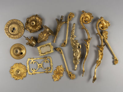 Детали люстры (16 шт.). Бронза, золочение. Кон. XIX в. Размеры от 26 см. до 4,3 см. 
Общие 