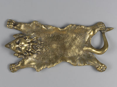 Лоток для визиток в виде львиной шкуры. Бронза. Кон. XIX в. Размер 18х9 см. 
Незначительные 