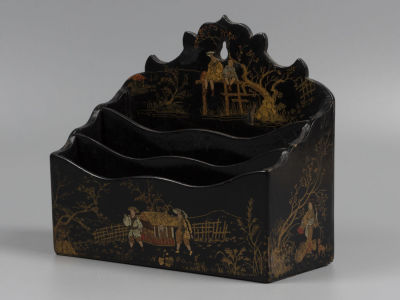 Подставка для писем и бумаг с росписью. Папье-маше. Китай. 1950-е гг. Размер 15,4х16,7х7,5 см. 