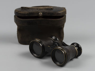 Бинокль Chevalier Paris. В чехле магазина &laquo;Оптик и механик С. Калинин&raquo;. Вторая пол. XIX в. Разме 