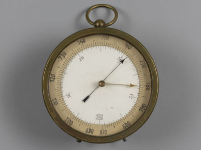 Барометр настольный. &laquo;ARDE&raquo;. Начало ХХ в. Размеры: диаметр 8,8 см., высота 4 см. На 