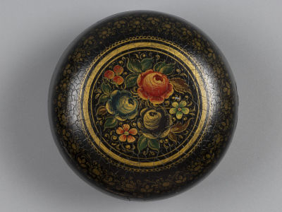 Шкатулка. Цветочный узор. Папье-маше. 1940-е гг. Размер диаметр 6,7 см., высота 3,5 см. 
Общие 