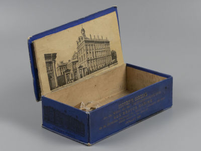 [В память посещения французской эскадры] Коробка сувенирная с тиснением. Производство. СПб 