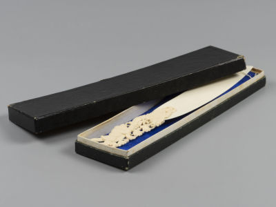 Нож для бумаги. Резьба по кости. Север. Сер. ХХв. Длина 24 см. 
Незначительные микро 