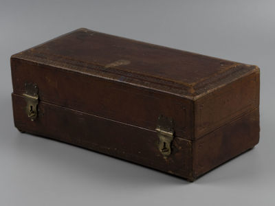 Шкатулка. Дерево Кон. XIX – нач. ХХ в. Дерево, обтянутое кожей, тиснение. Рабочий запирающий 