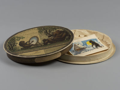 [Мартышка, в Зеркале увидя образ свой..] Басни Крылова. Зеркало и обезьяна. Коробка из-под 