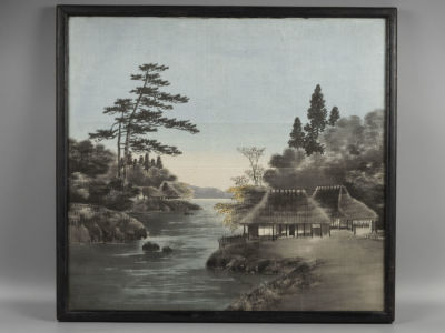 Японский пейзаж. Домики на берегу реки. Начало ХХ в. Живопись на шелке. Размер по раме 51х55,5 