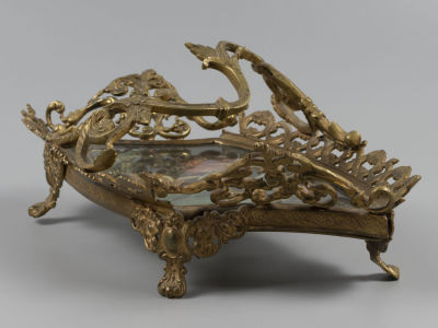 Конфетница. Бронза, стекло в подборе. Вторая пол. XIX в. Размеры 25,5х13х9 см. 
Общее 